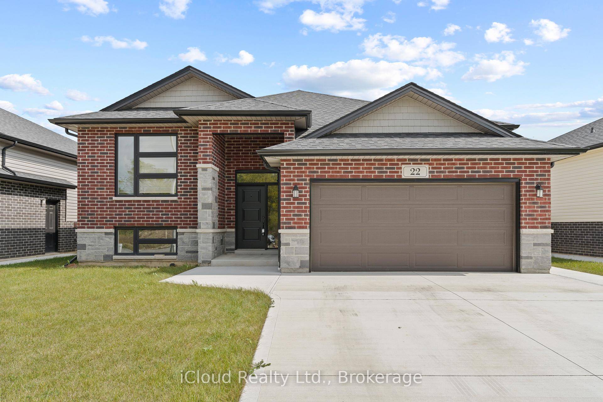 Absolute Stunning ! ! ! 3 Bed amp ; 2 Bath Detach House In Amherstburg, Offers Luxury Hardwood Flooring, Porcelain Tiling And Modern Light Fixtures Throughout amp ; Pot Lights.