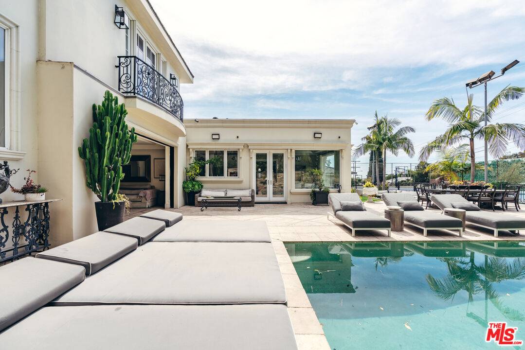 727  N Alta Dr 6BR Beverly Hills Post Office | B.H.P.O. La