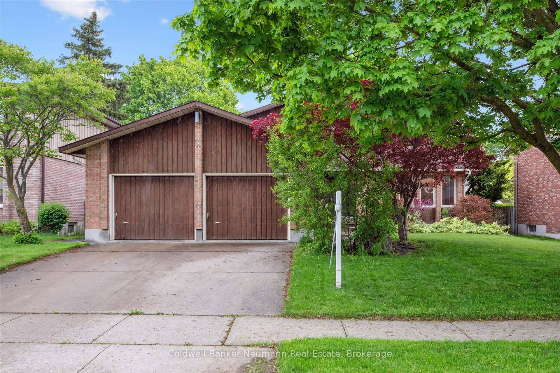 Welcome to 15 Hands Dr., a spacious Gatto built family home nestled in the heart of Kortright East, one of Guelphs most established and sought after south end neighbourhoods.