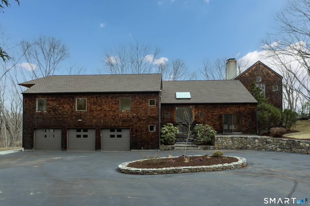 The Riverview House was designed and built in 2006 by Architect Peter Woerner, with meticulous attention to detail and the finest materials and finish throughout.