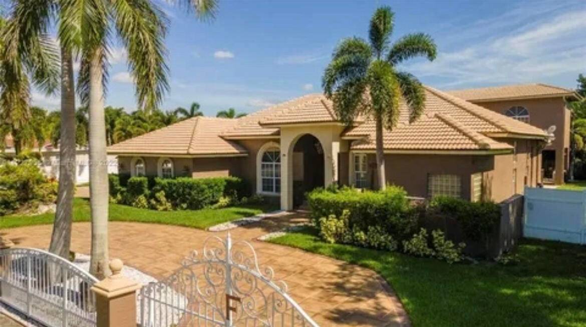 Welcome to this stunning luxury home !