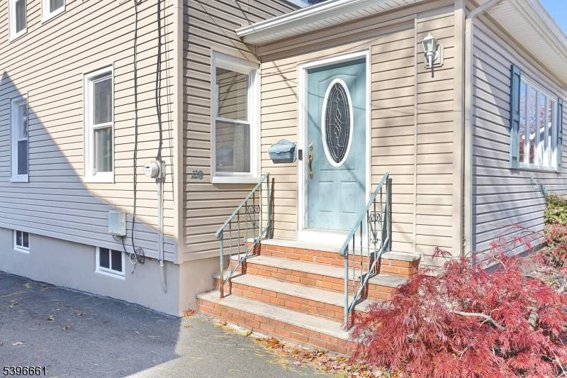 Don't miss out on this charming colonial located in a great neighborhood !
