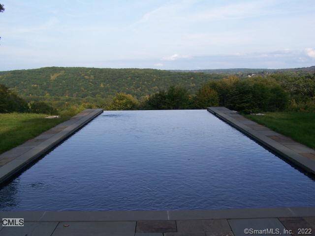 Charming mint renovated Nantucket style cottage set on 25 acres of meadows with apple trees and 200 year old maples.