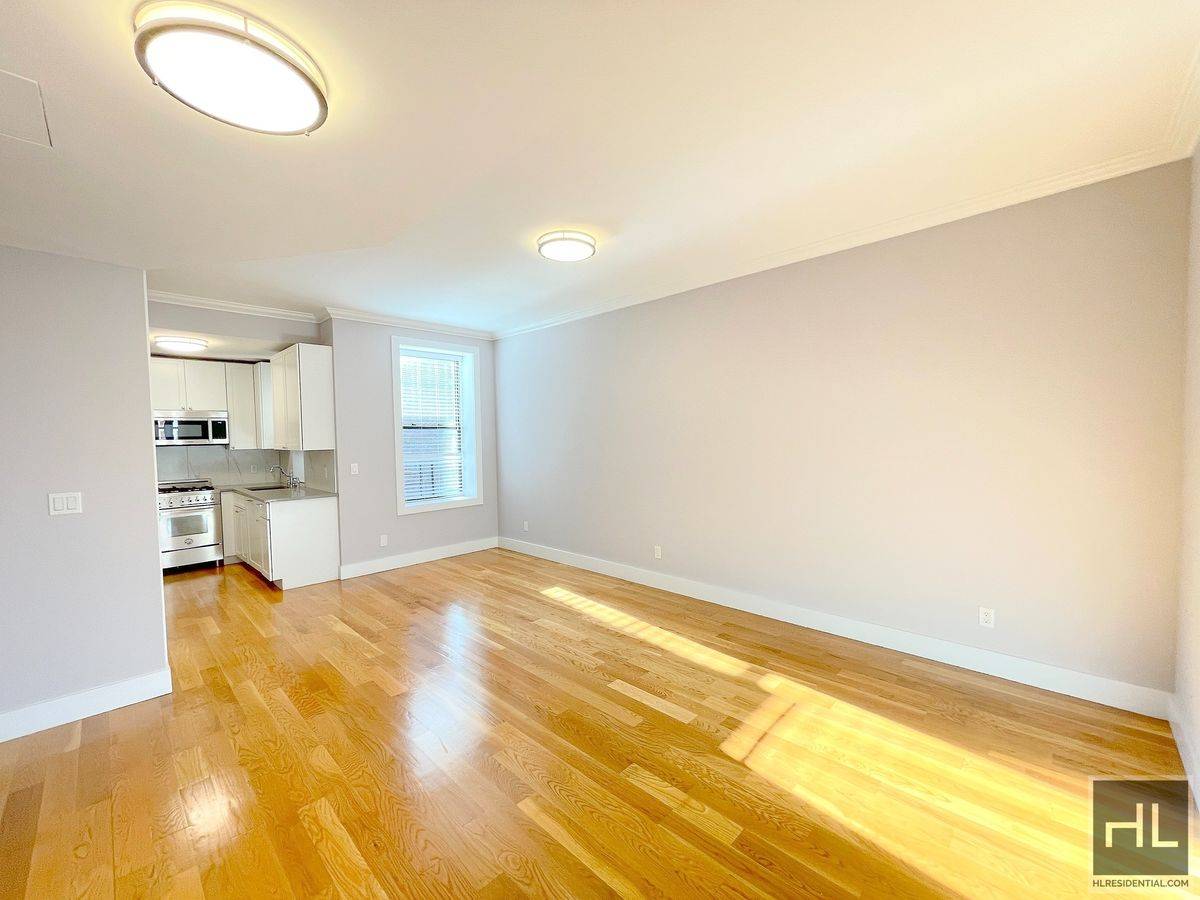 Luxury Penthouse Fully Renovated 2 Bedroom with In Unit LaundryAvailable May 1st, 2025Experience elevated living in this stunning top floor a spacious, modern 2 bedroom, 1 bathroom unit designed for ...