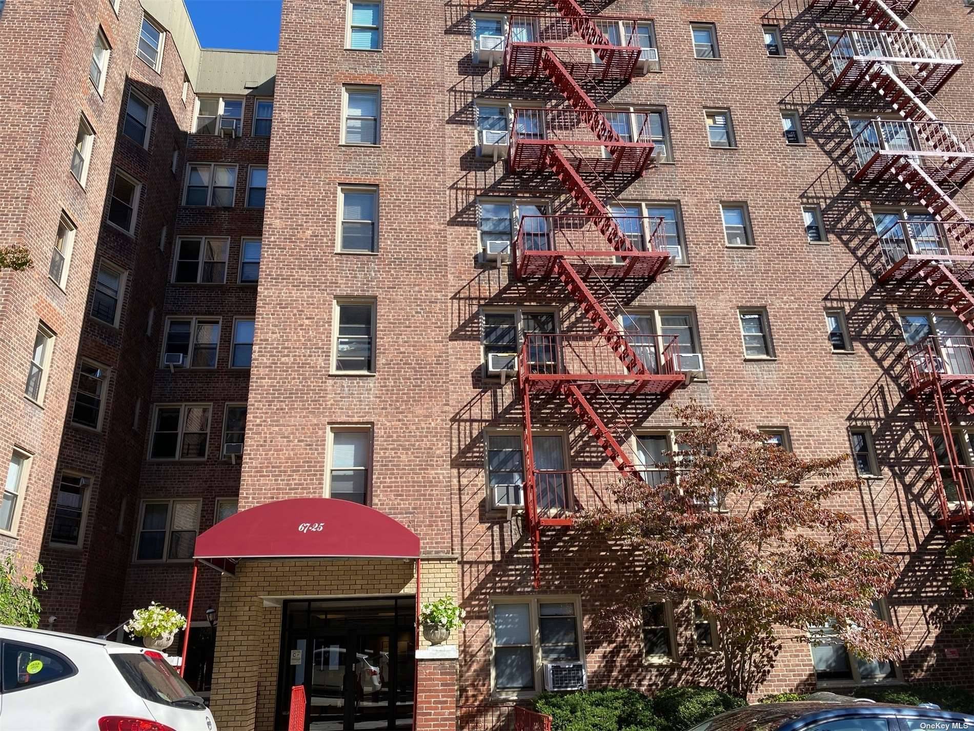 Large 1 Bedroom with very high ceilings located in Forest Hills.