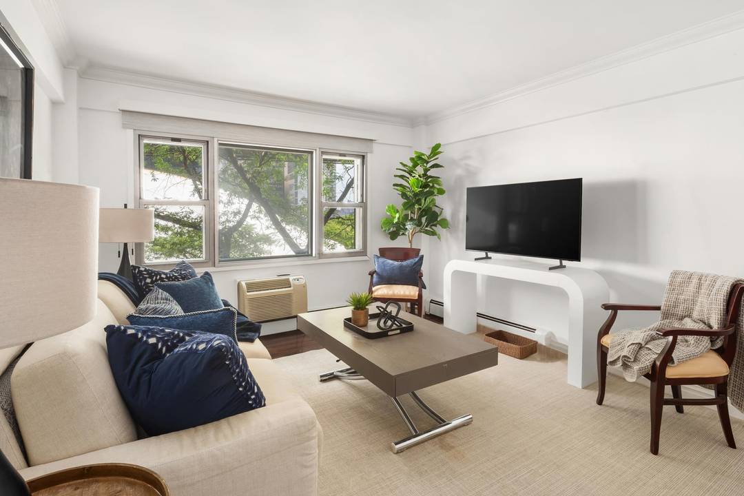 This renovated and bright one bedroom move in ready condominium resides at 40 Sutton Place, a full service luxury bld located in the heart of Sutton Place.