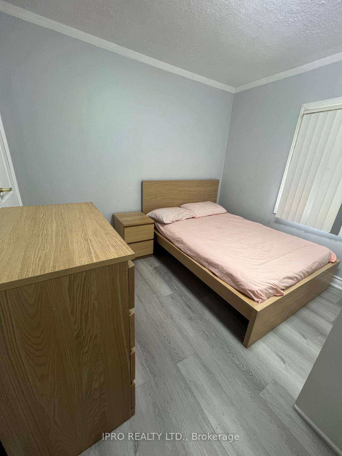 Separate One Bedroom Unit with Sep Entrance at main level of a Beautiful well maintained Bungalow in the most demanding Streetsville.