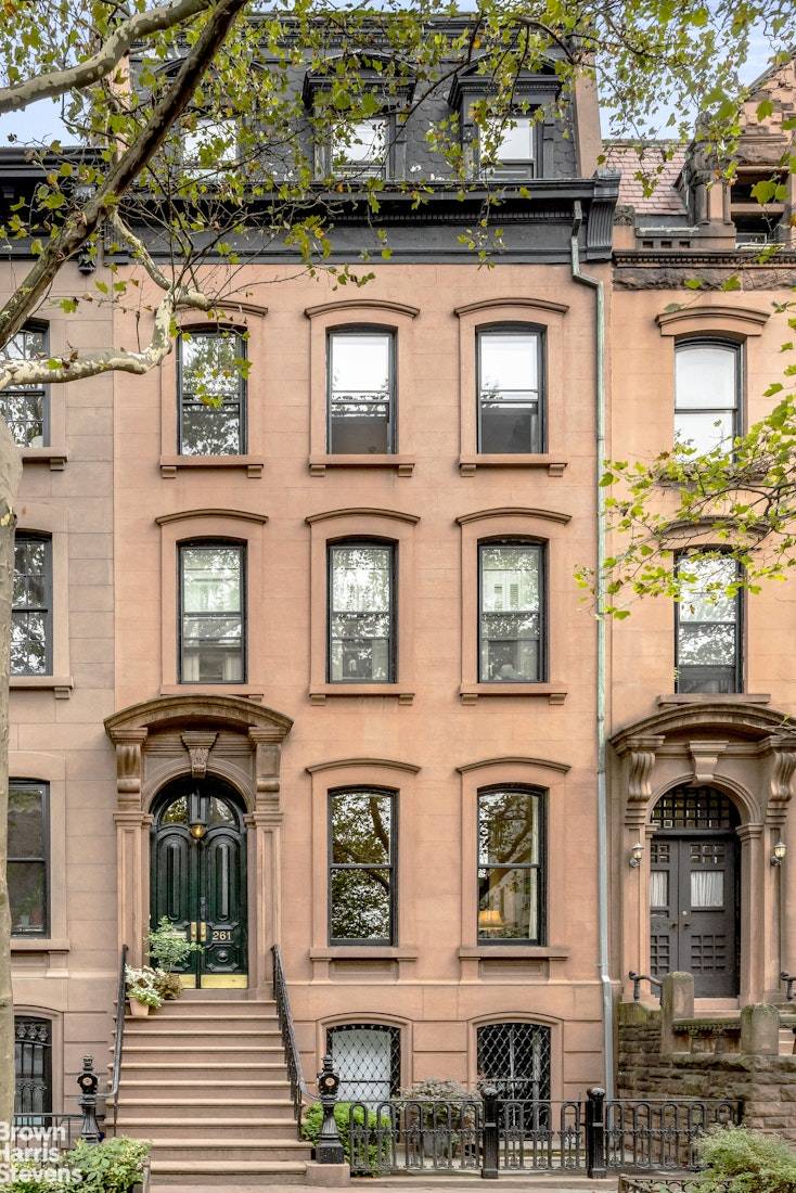 HISTORIC HEIGHTS TOWNHOUSE This elegant 21 foot wide 5 story Italianate brownstone in prime Brooklyn Heights offers 4915 sf of living space filled with exquisite original details, soaring ceiling heights, ...