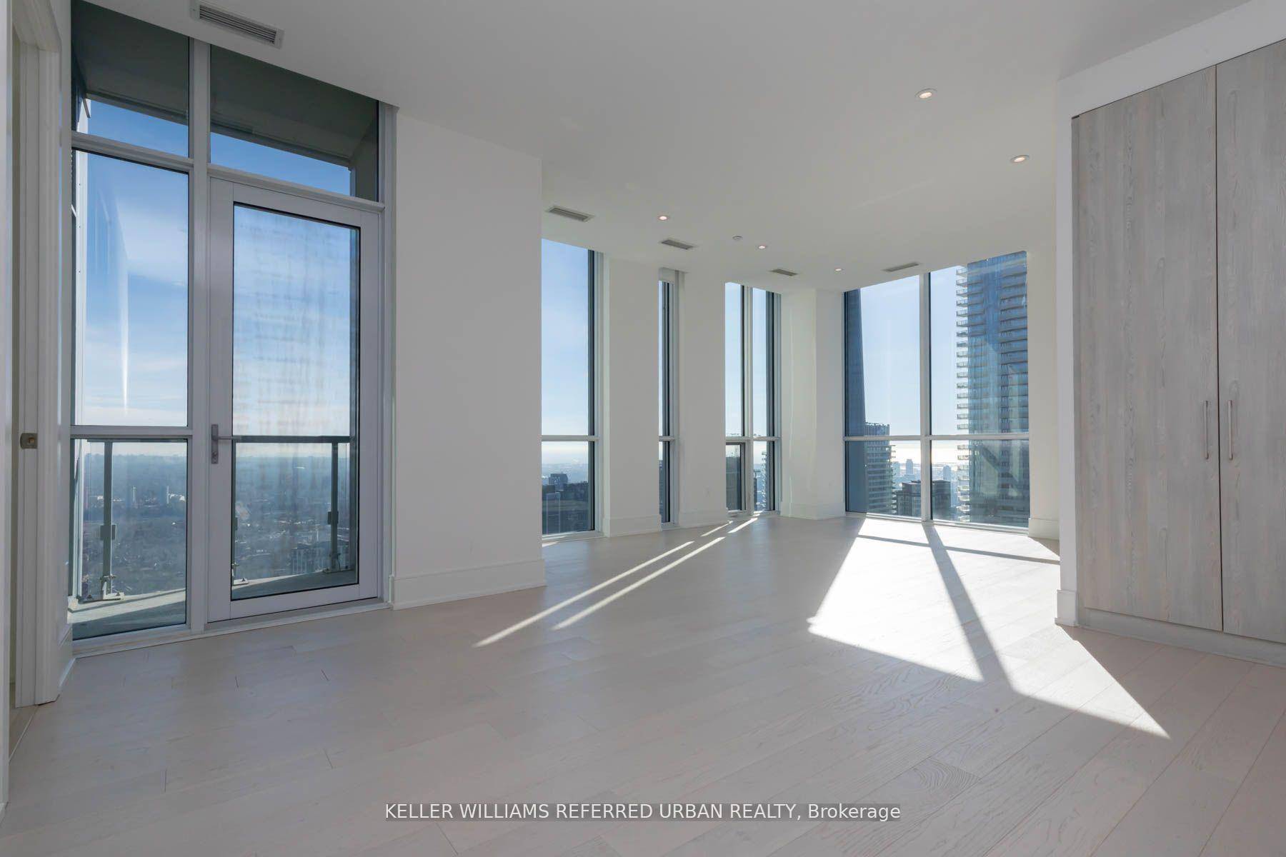 Life at the Top ! Wake up each morning to an expansive, panoramic view.