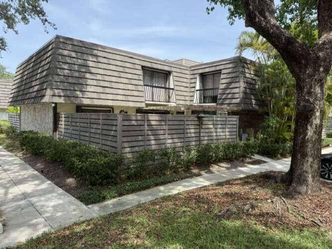 Welcome to this charming townhome nestled in the prestigious PGA National community, renowned for its gated security and beautifully landscaped, lush surroundings.