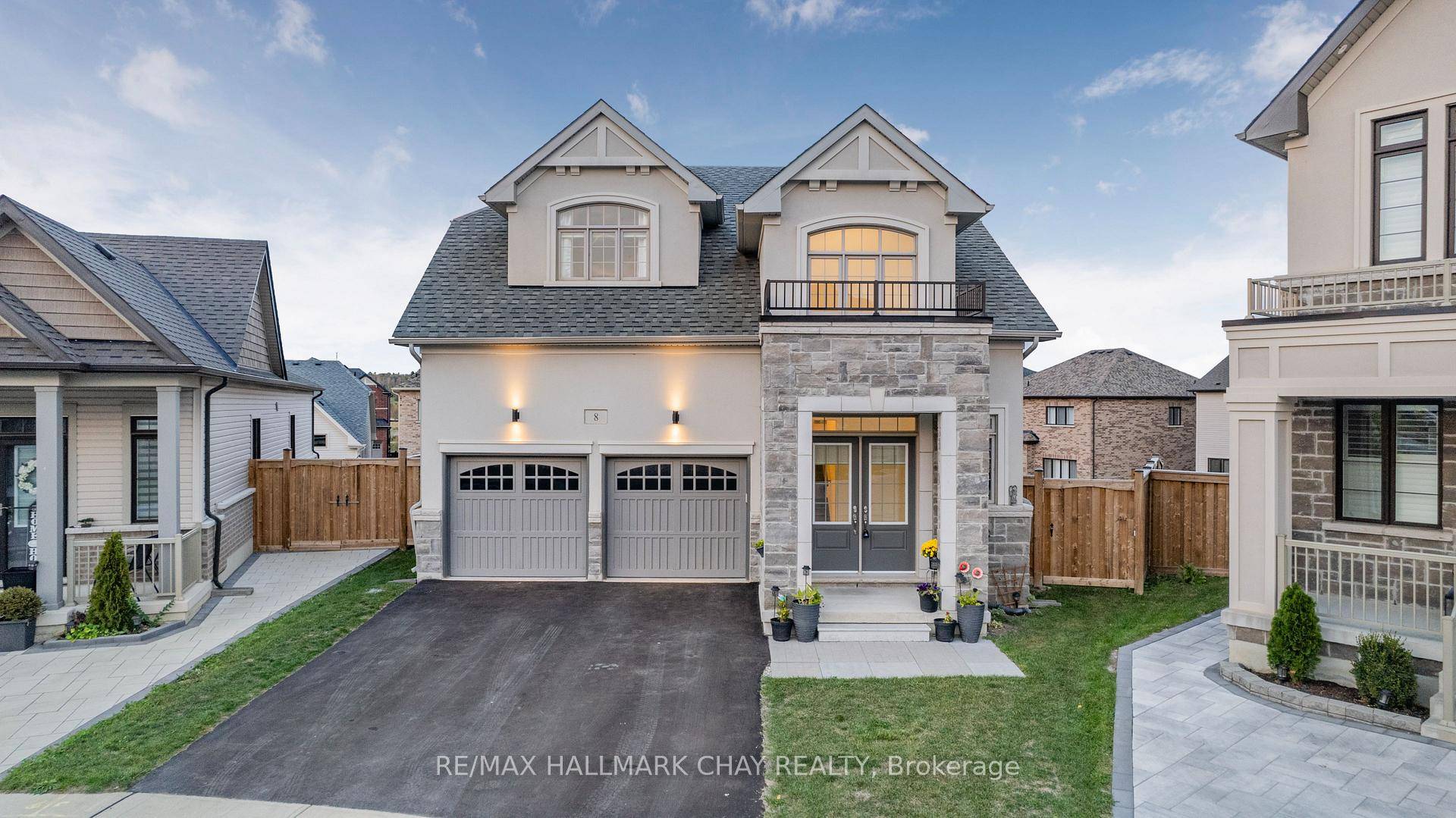 Exceptional, fully finished Bungaloft sitting on a HUGE lot !
