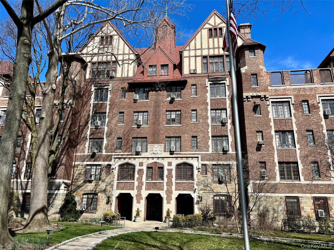 This hidden gem in the heart of Forest Hills Gardens, blends old world charm with unbeatable convenience.