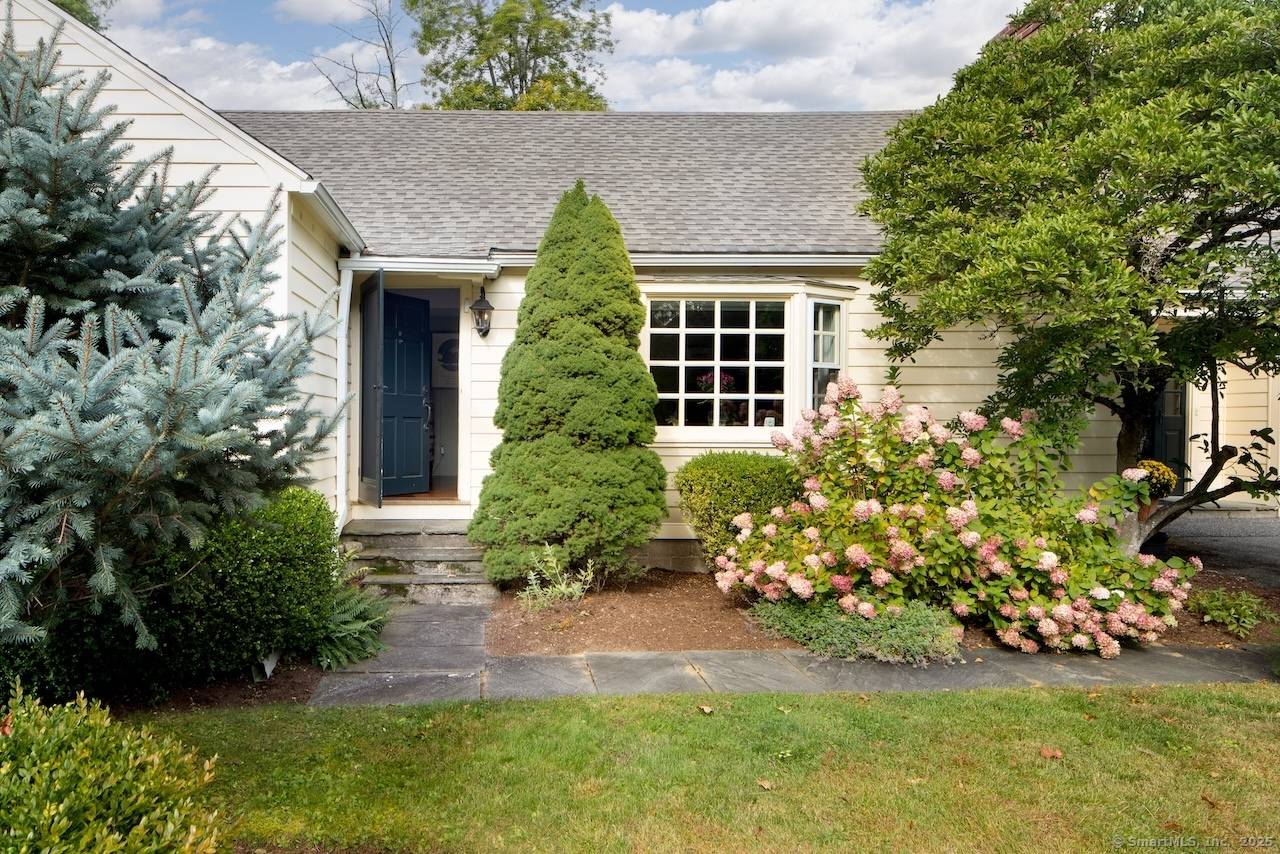 This attractive residence, positioned on 1.