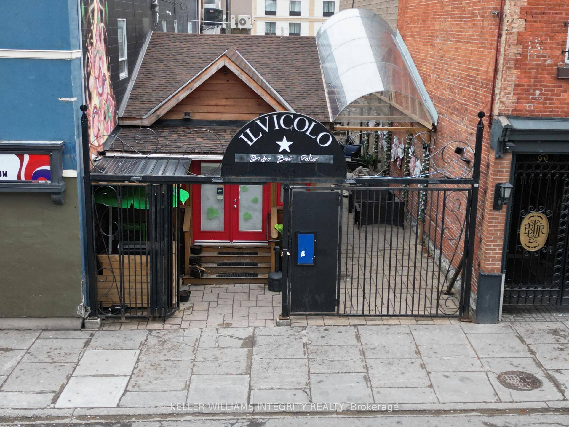 Right in the heart of the ByWard Market, a unique restaurant bar is now available for lease, offering a turn key move in ready opportunity in Ottawa's premier restaurant and ...