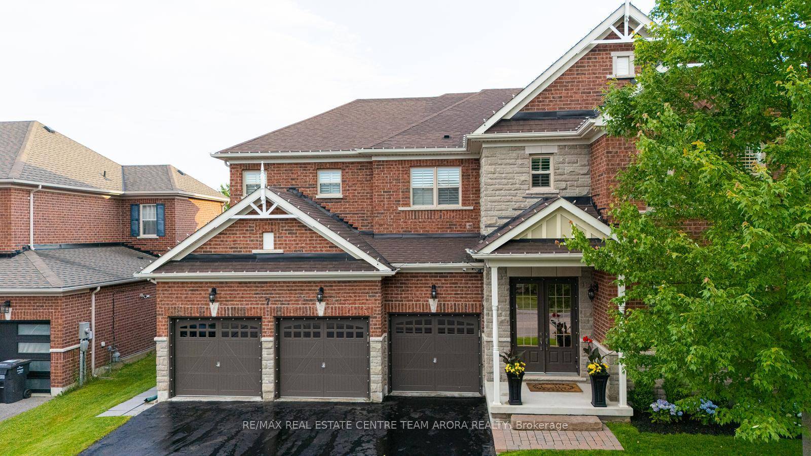 Luxurious Living on Prestigious Oceans Pond Court Caledon East's Most Sought After Address !