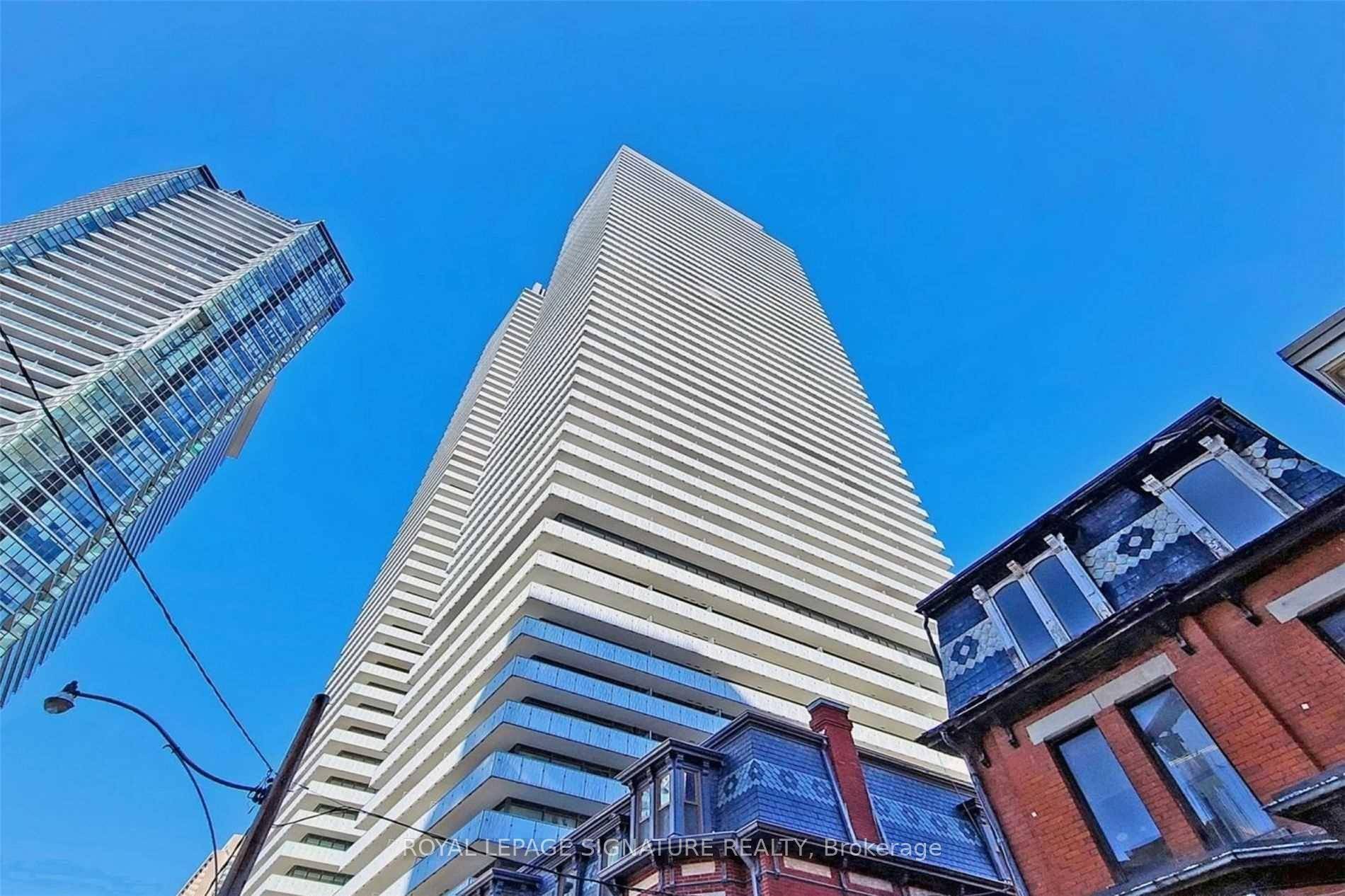 Style, space, and convenience all come together in this sought after address at Casa 3 !