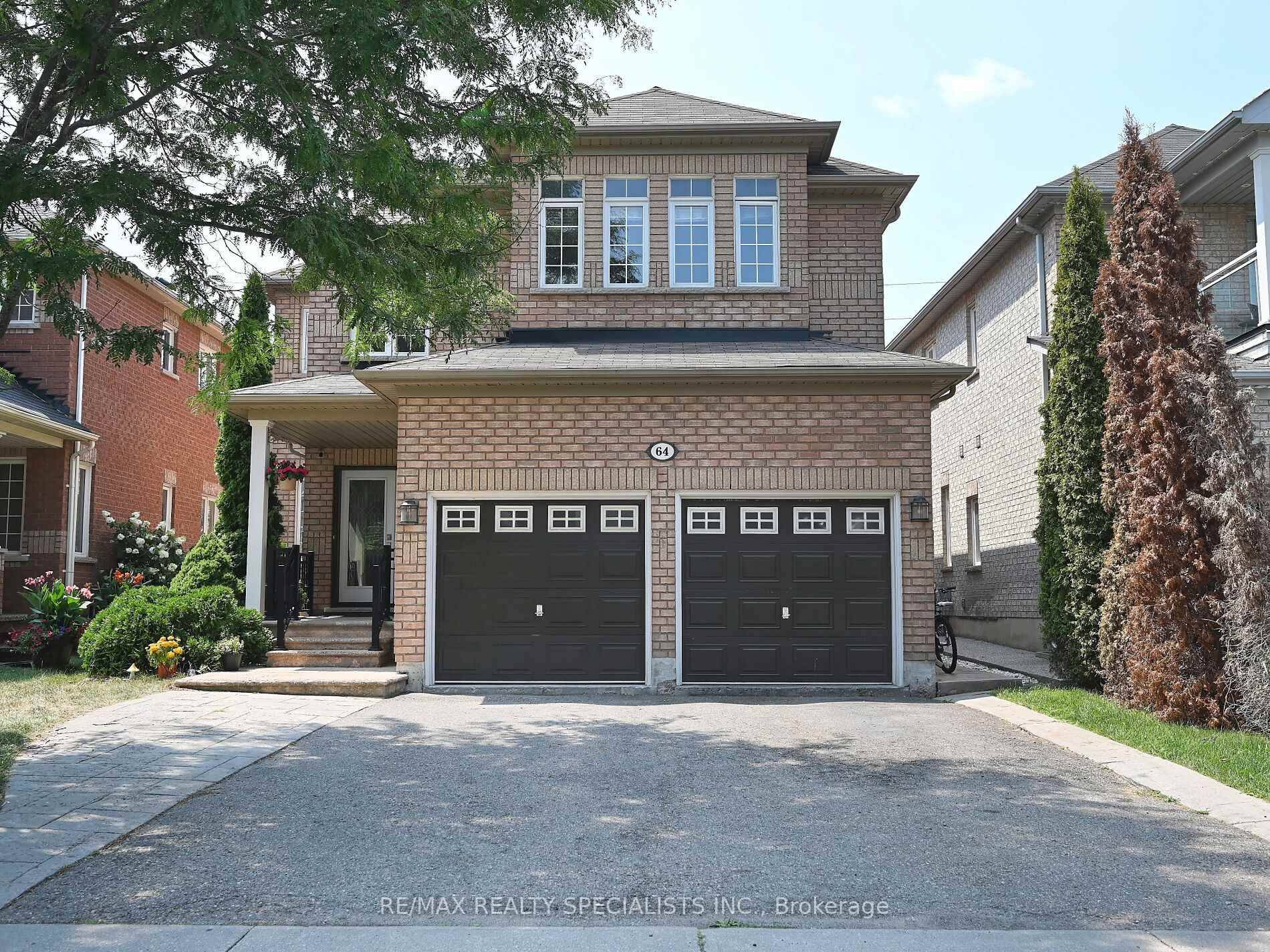EXCELLENT FAMILY HOME ! 5 1 BEDROOMS, 4 BATHROOMS, 2700SQFT.