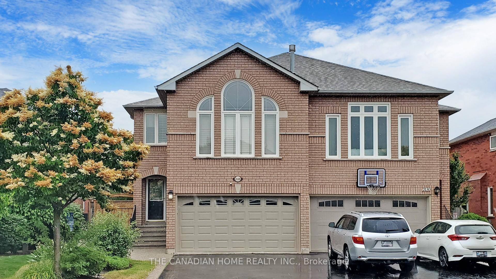 Welcome to this beautifully maintained home in the heart of West oak Trails one of Oakville's most sought after neighborhoods for young families !