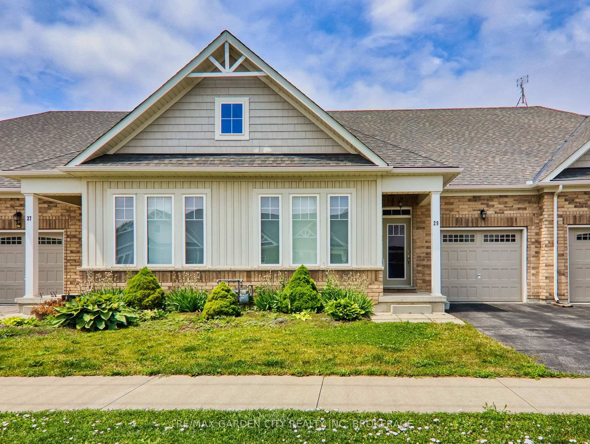 Discover 29 Dorchester Blvd, an exceptional 8 year old, 2 bedroom, 2 bathroom FREEHOLD BUNGALOW TOWNHOME located in the intimate Enclave development built by Cosmopolitan Homes.