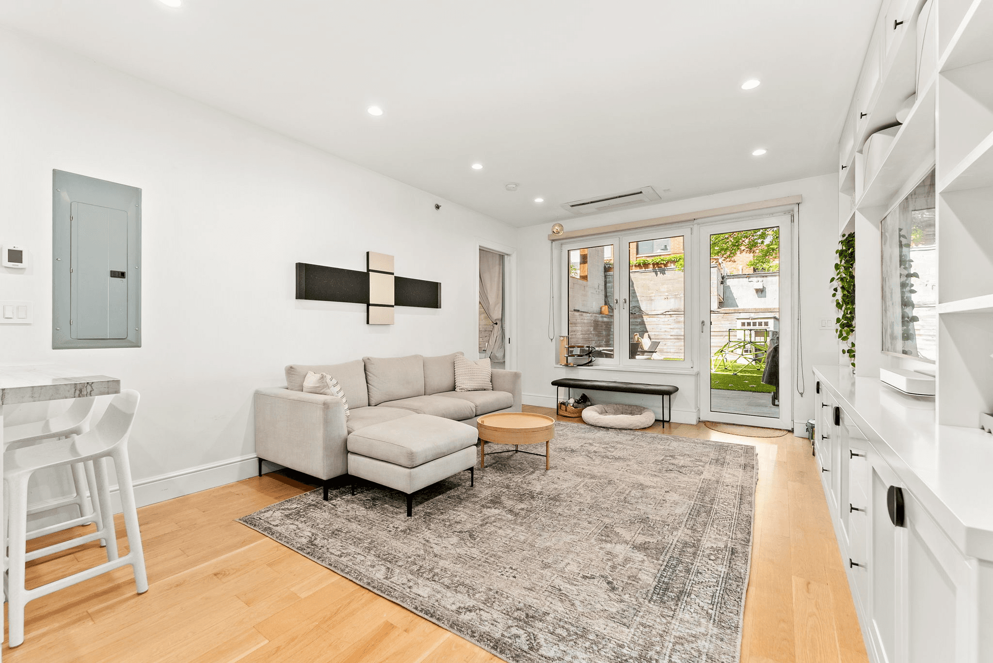 Welcome to 81 Warren Street, an artfully curated boutique condominium on a quintessential block in the Columbia Street Waterfront District.