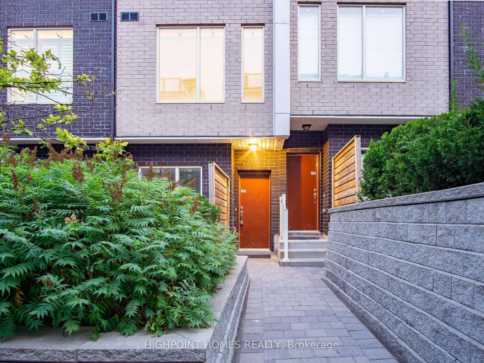 Modern Condo Townhome Urban, Stylish and Low Maintenance Living in a Prime Location !