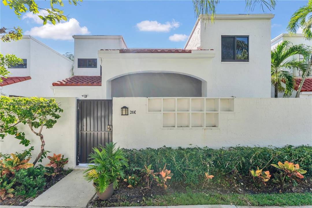 Stunning Fully Renovated 3 Bedroom Townhome in the Heart of Aventura !