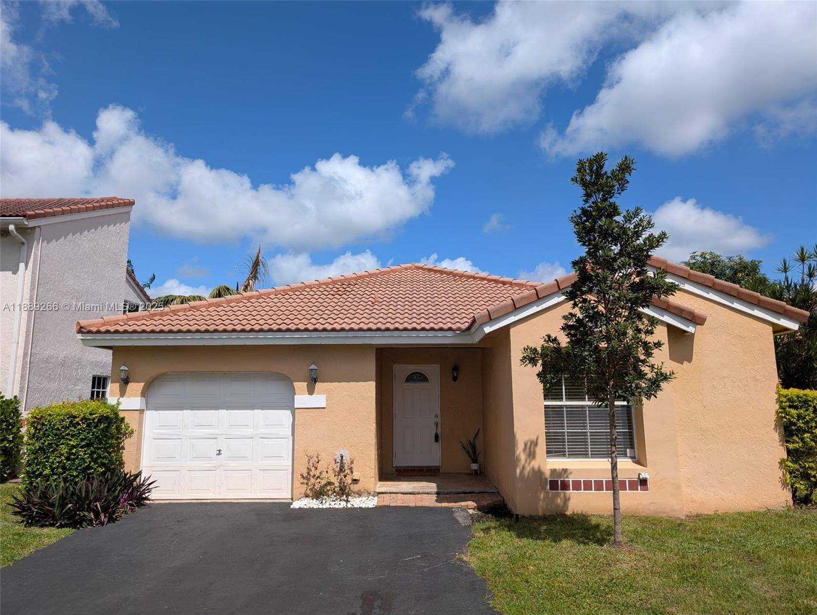 Price Reduced ! ! Charming 2 bedroom, 2 bath single family home nestled in a quiet cul de sac in the highly sought after city of Weston.