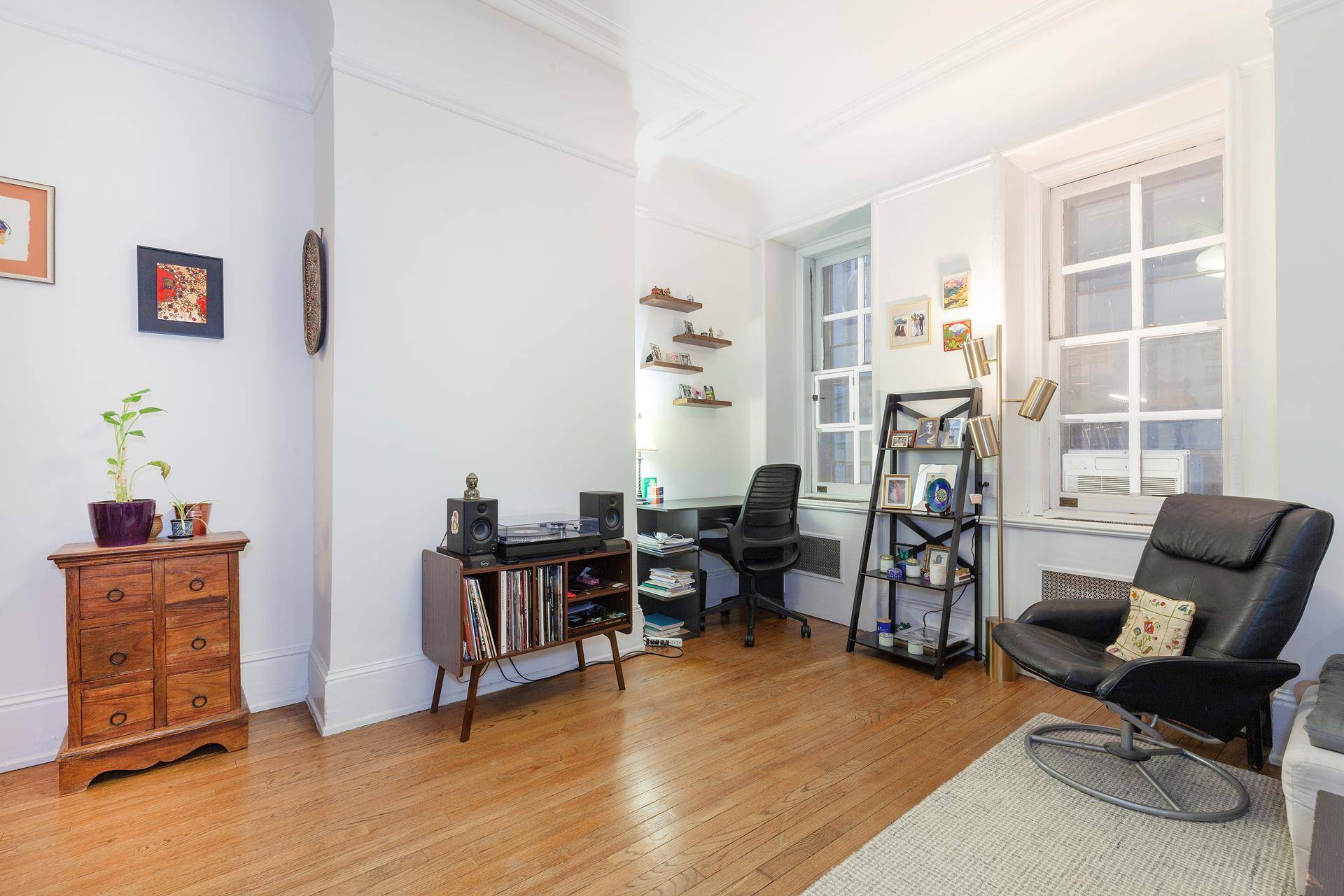 This beautiful 733 square foot condominium perfectly blends classic charm and modern convenience.