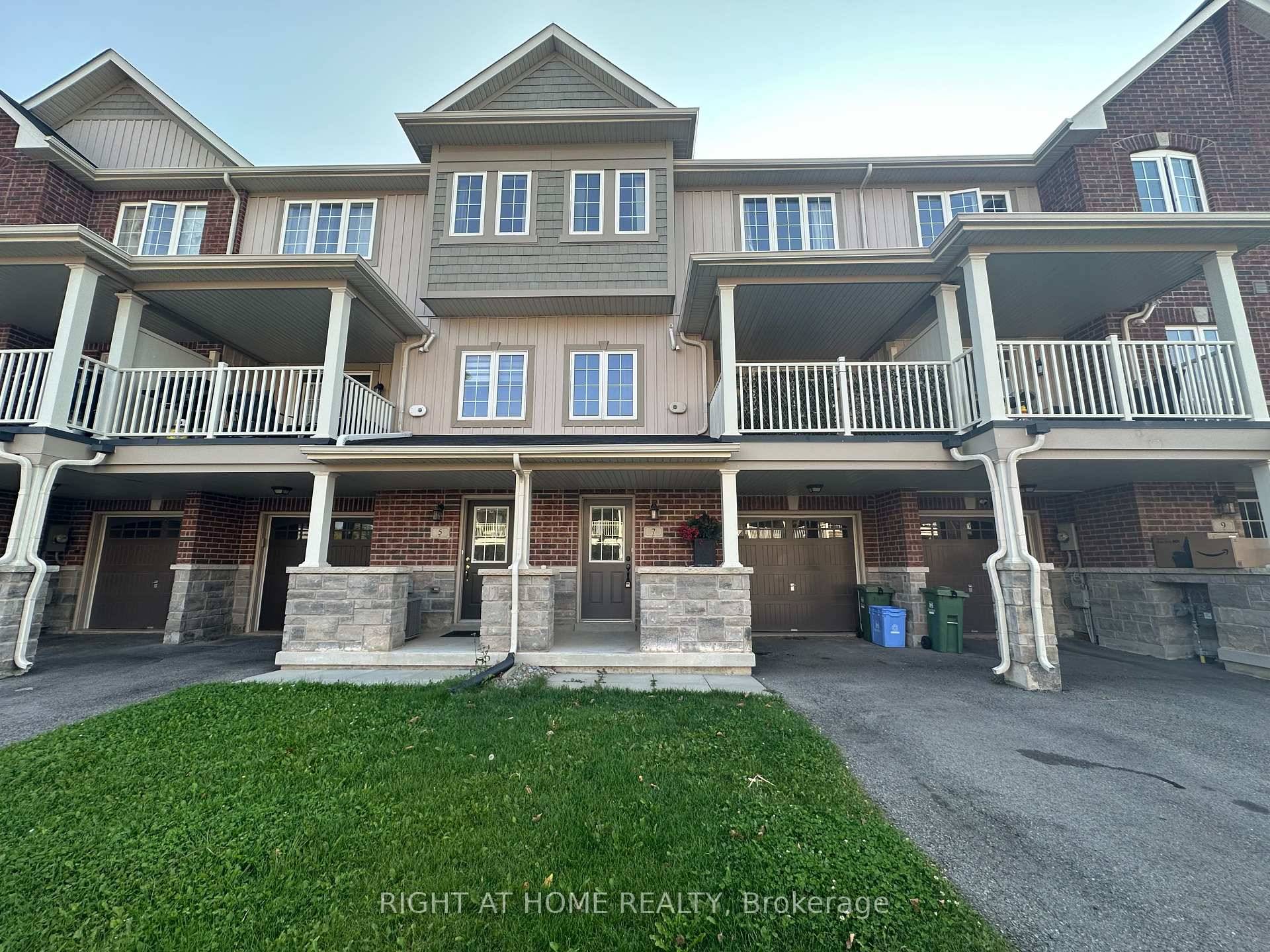 Charming very bright 2 bedroom 3 bathroom spacious townhouse in the lovely Waterdown community, in Hamilton.