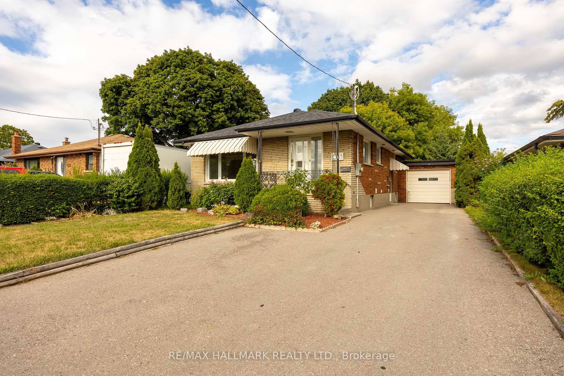 Beautifully maintained 3 bedroom, 1 bath upper unit in a prime North Oshawa location.