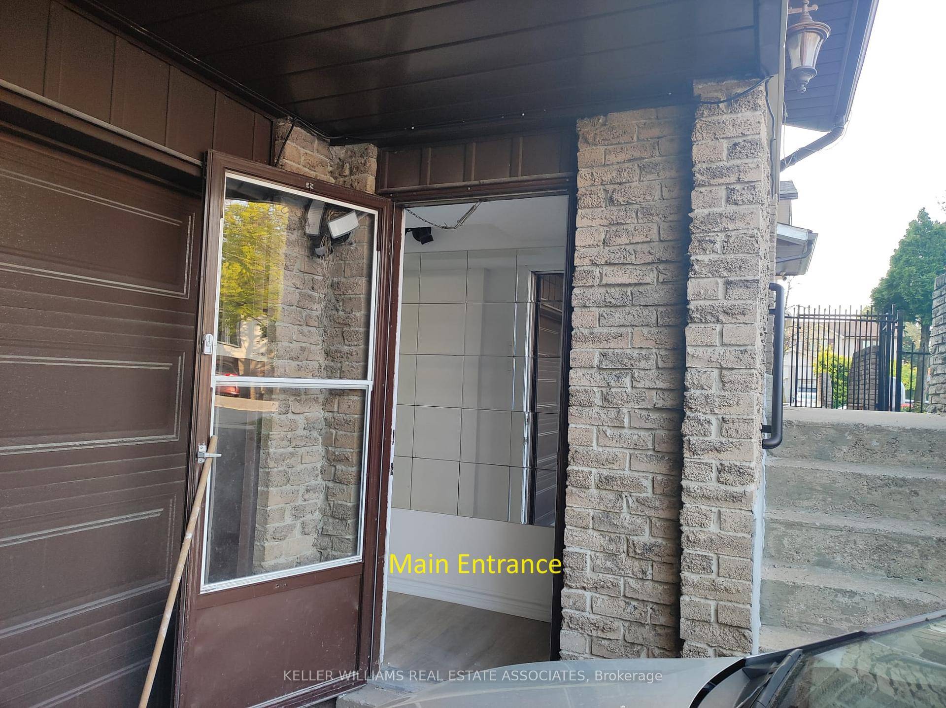 Bright amp ; Spacious 2 Level Basement Apartment in Meadowvale !