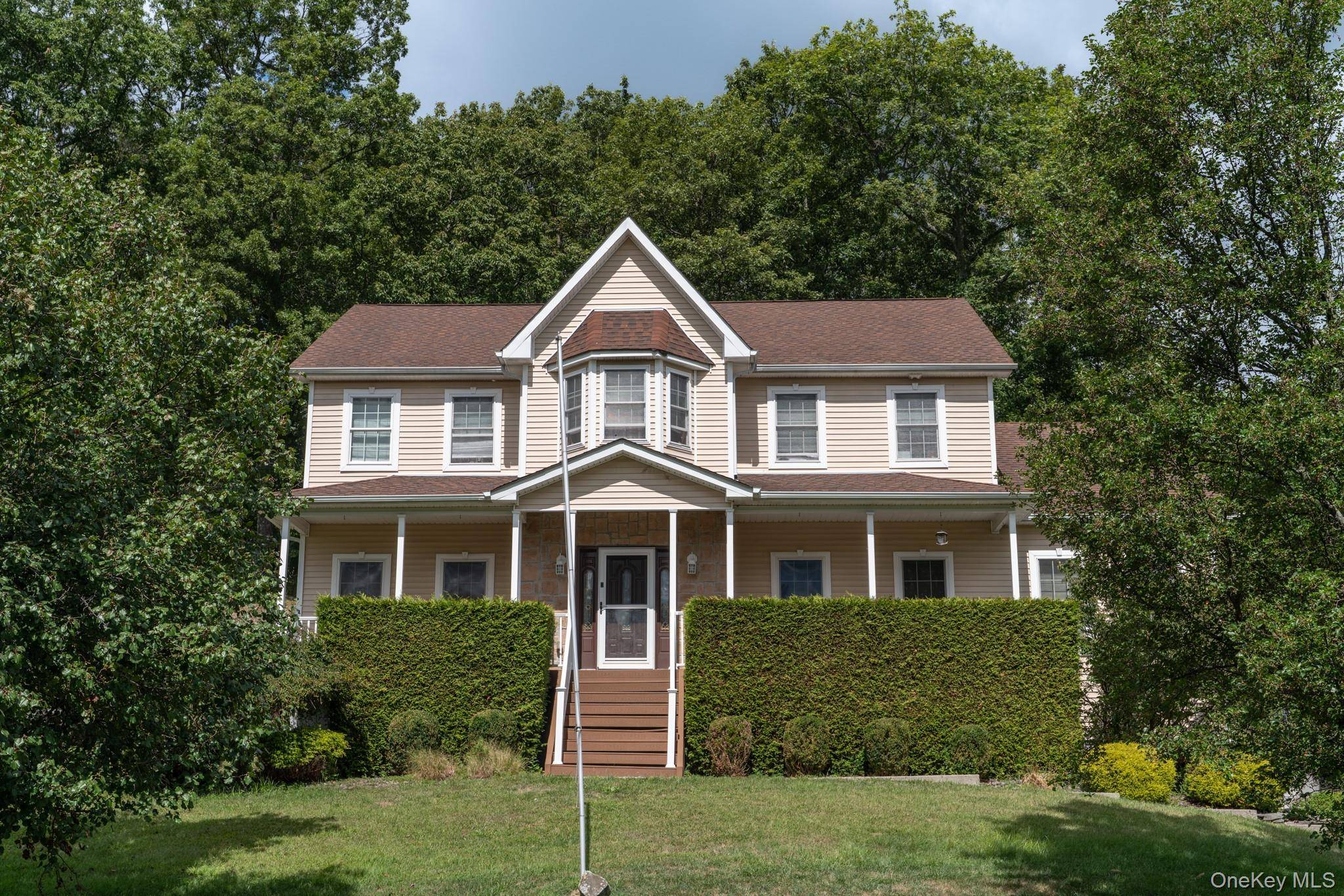 wow ! welcome to this stunning beautiful colonial on brigadoon blvd !