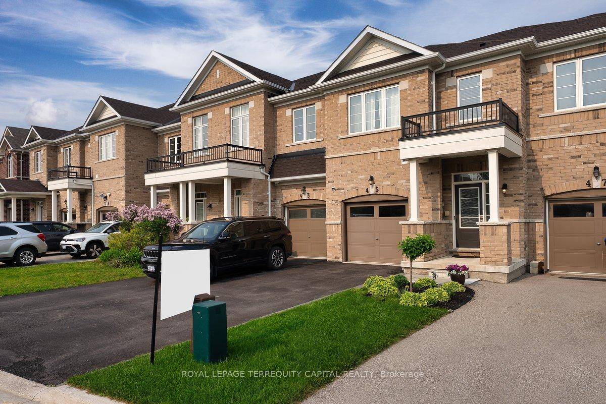 Modern Freehold Townhouse in a Prime Family Friendly Neighbourhood !