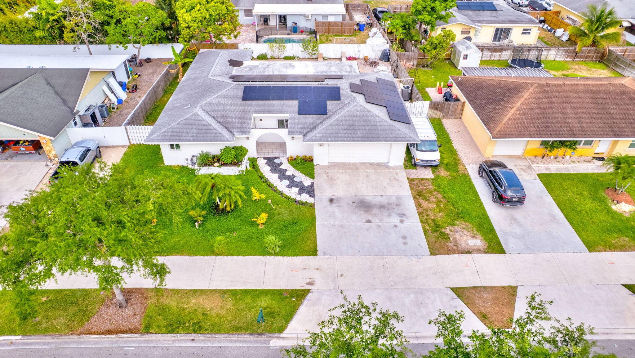Beautifully renovated 3 bed, 2 bath home in Royal Palm Beach with no HOA !