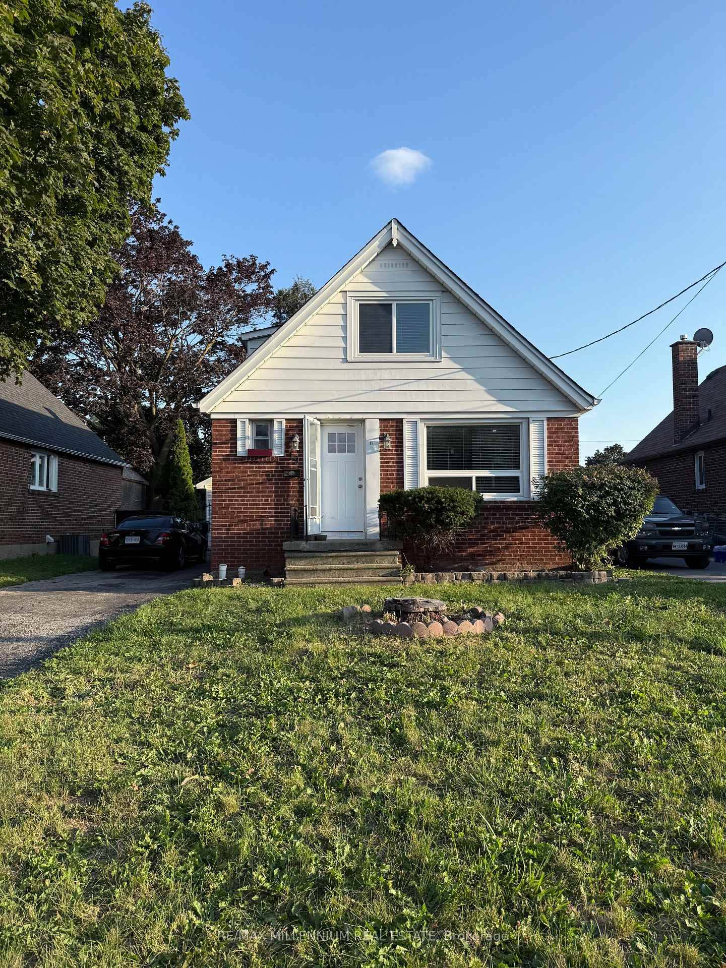 Main Floor for Rent A great opportunity to lease a spacious 4 bedroom, 1 bath family home.