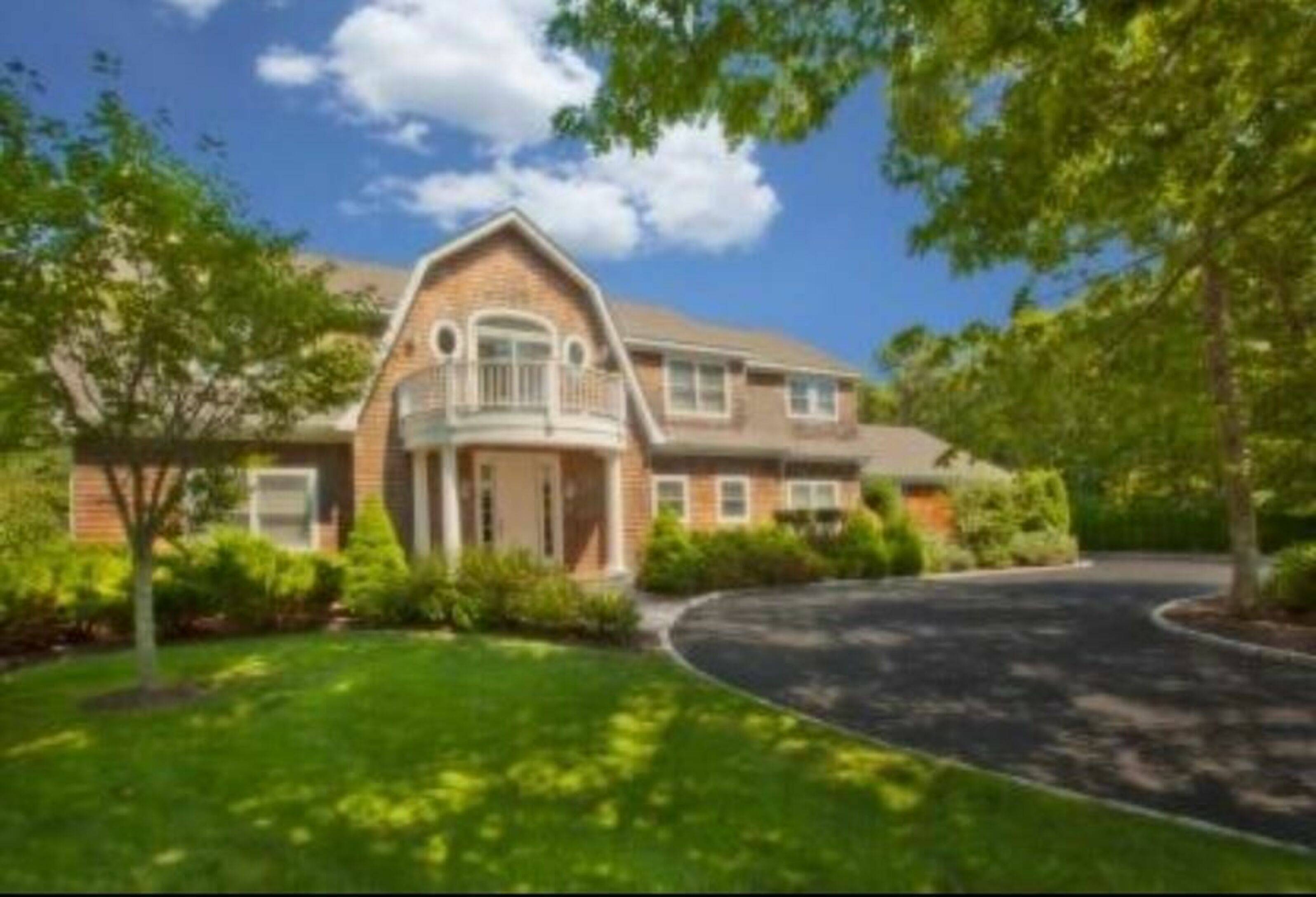 Summer Season Rental Tucked Away in Quogue ­pool & Tennis