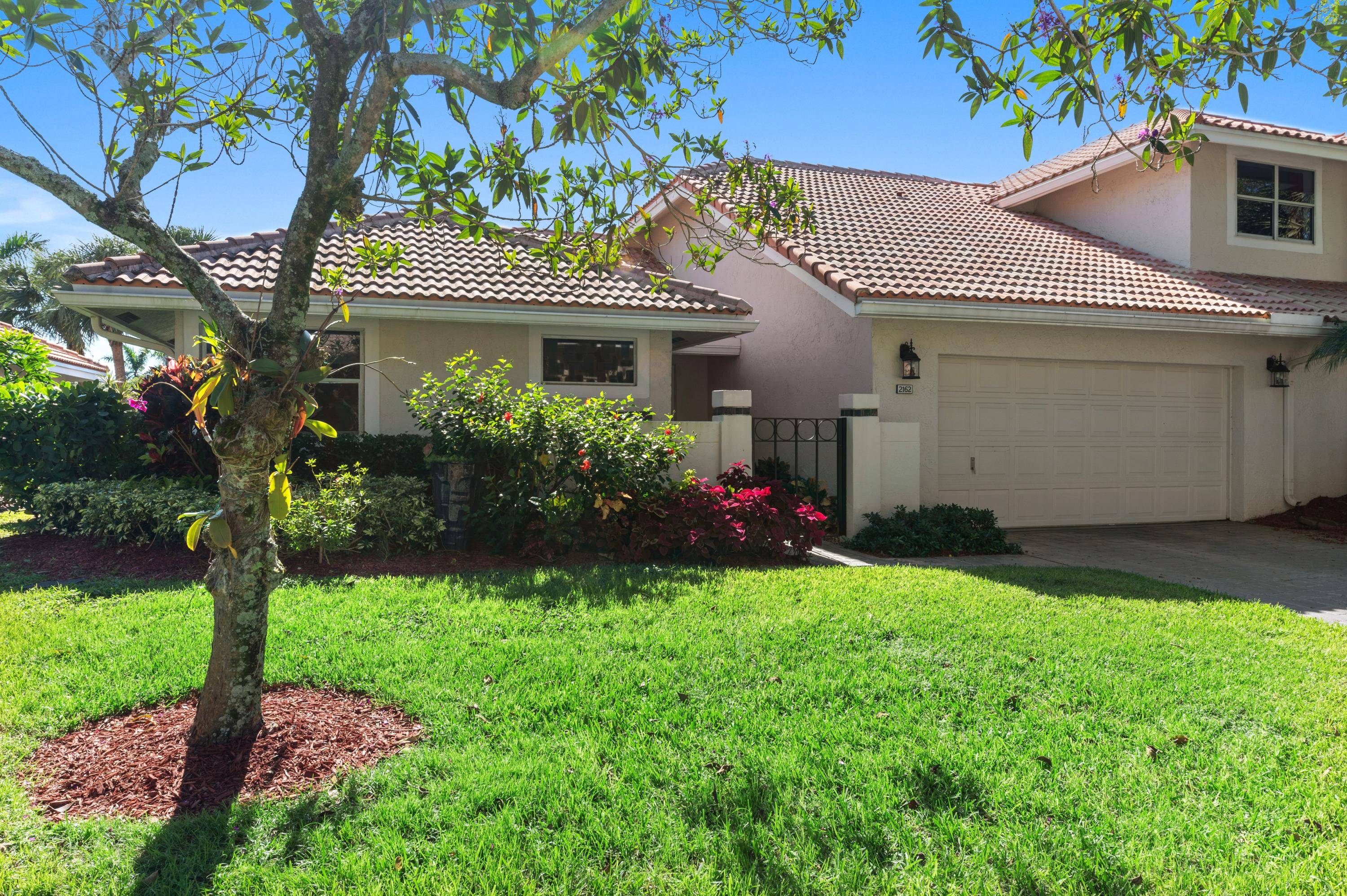 Seasonal Rental includes a Club Course Golf Membership Landlord will rent home seasonally for minimum of 6 months.