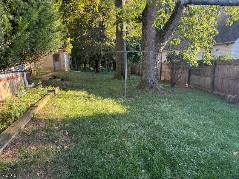 ranch, 6 room, 3 bedroom, 3 season room, dead end with lake views.