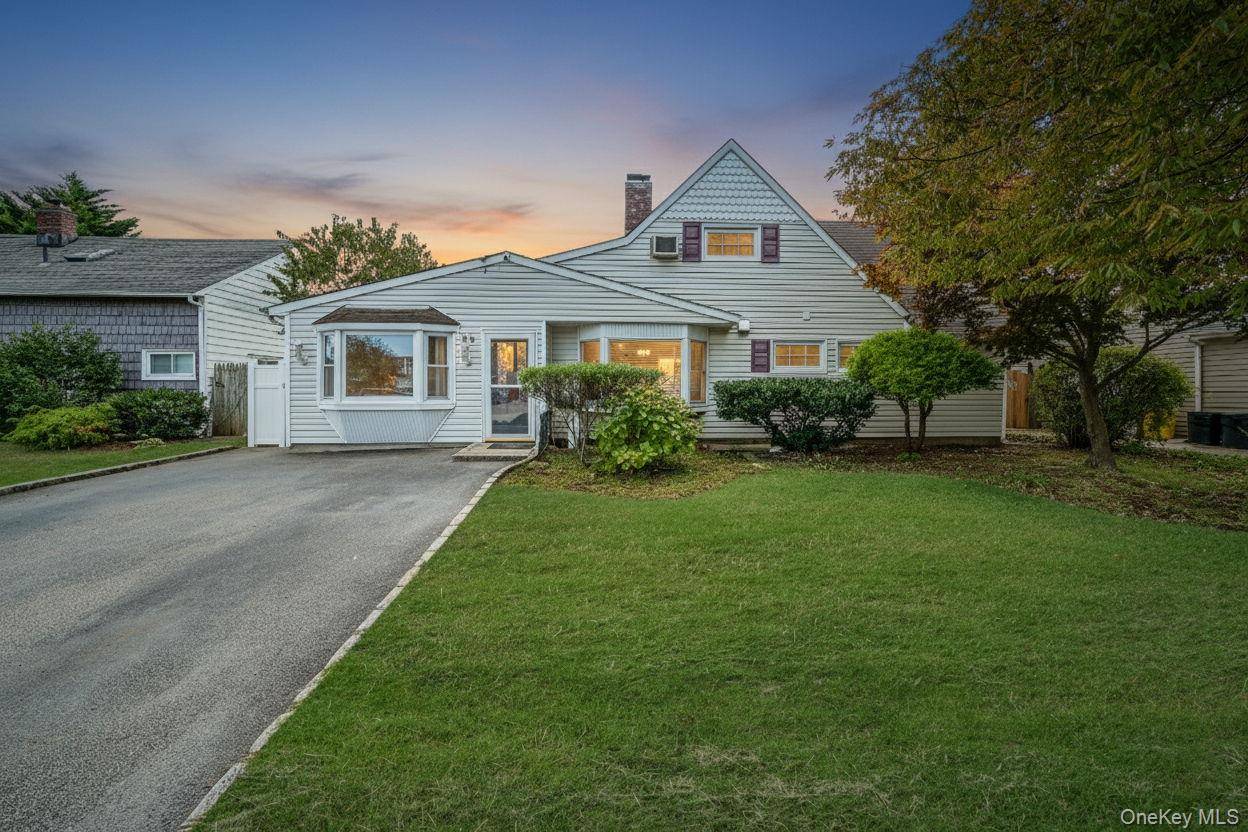 Welcome to this cozy updated ranch, the house is much bigger than you can imagine !