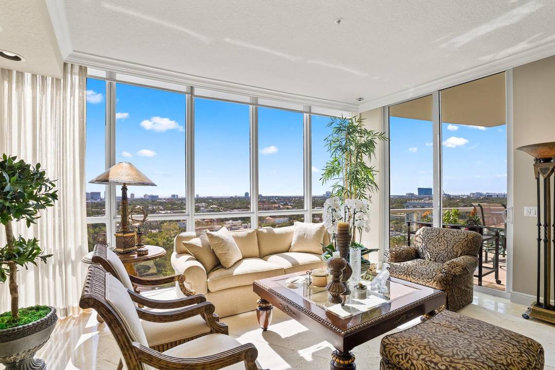 Large Luxury Condo in the heart of Las Olas.