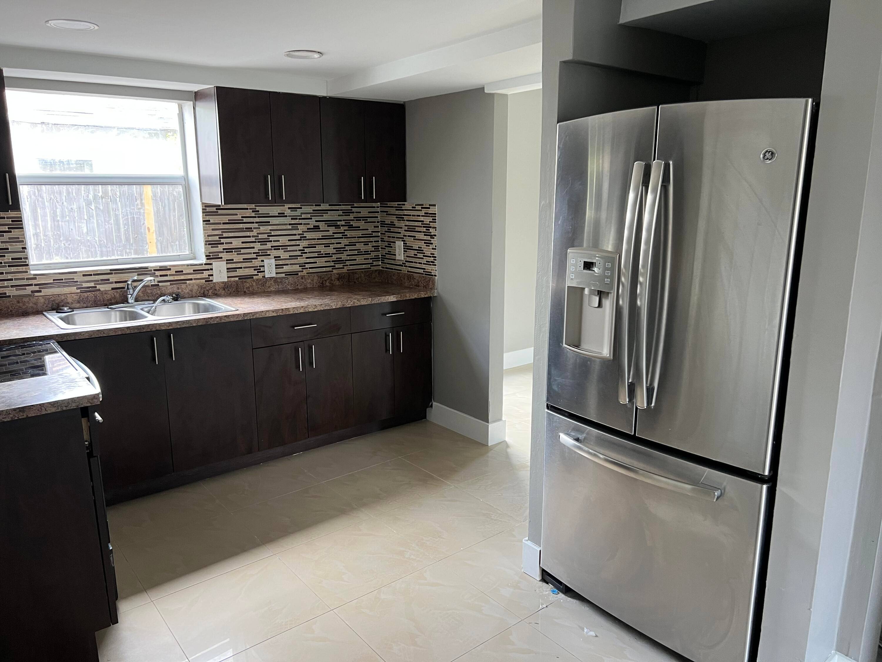 Charming detached two story duplex in Lake Worth !