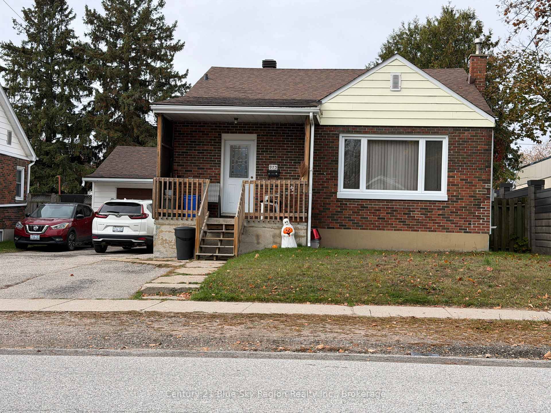 This legal non confirming duplex offers 1 4 Bedroom unit and 1 3 Bedroom unit with a fenced in back yard and is conveniently located centrally, close to many amenities ...