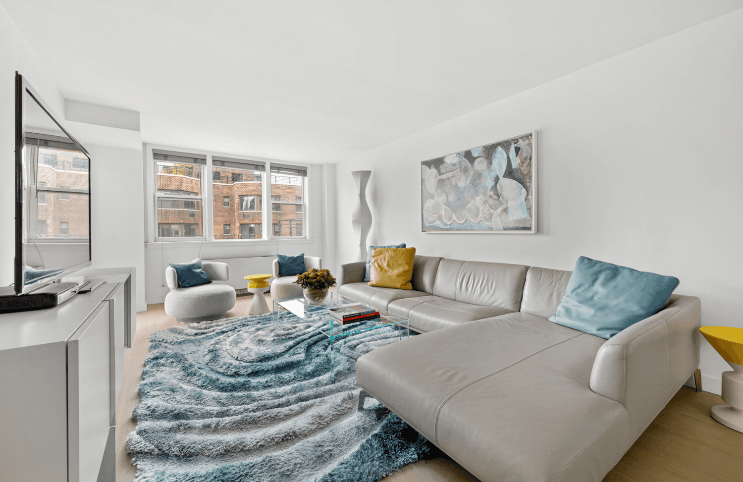 Don't miss this exceptional opportunity to own a recently renovated, south and east facing one bedroom condo with a private terrace in the heart of Murray Hill !