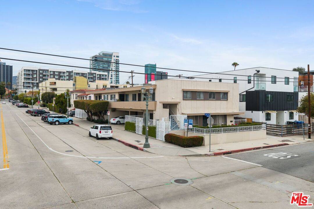 6423   Lexington Ave 17BR Hancock Park La