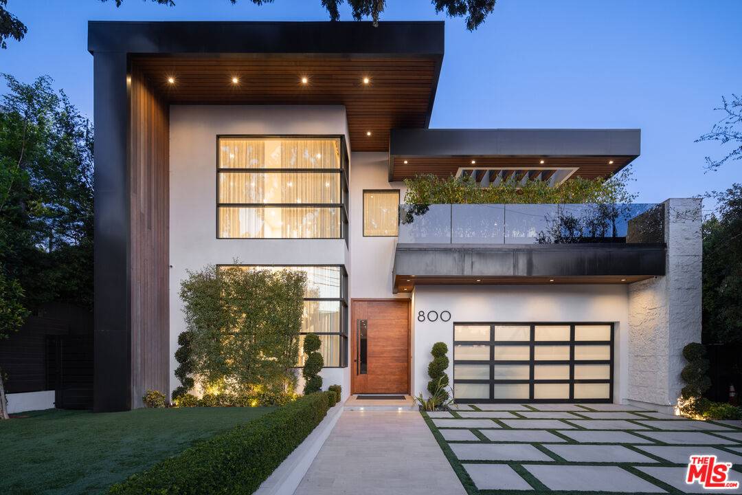 800 N Tigertail Rd 7BR Brentwood La