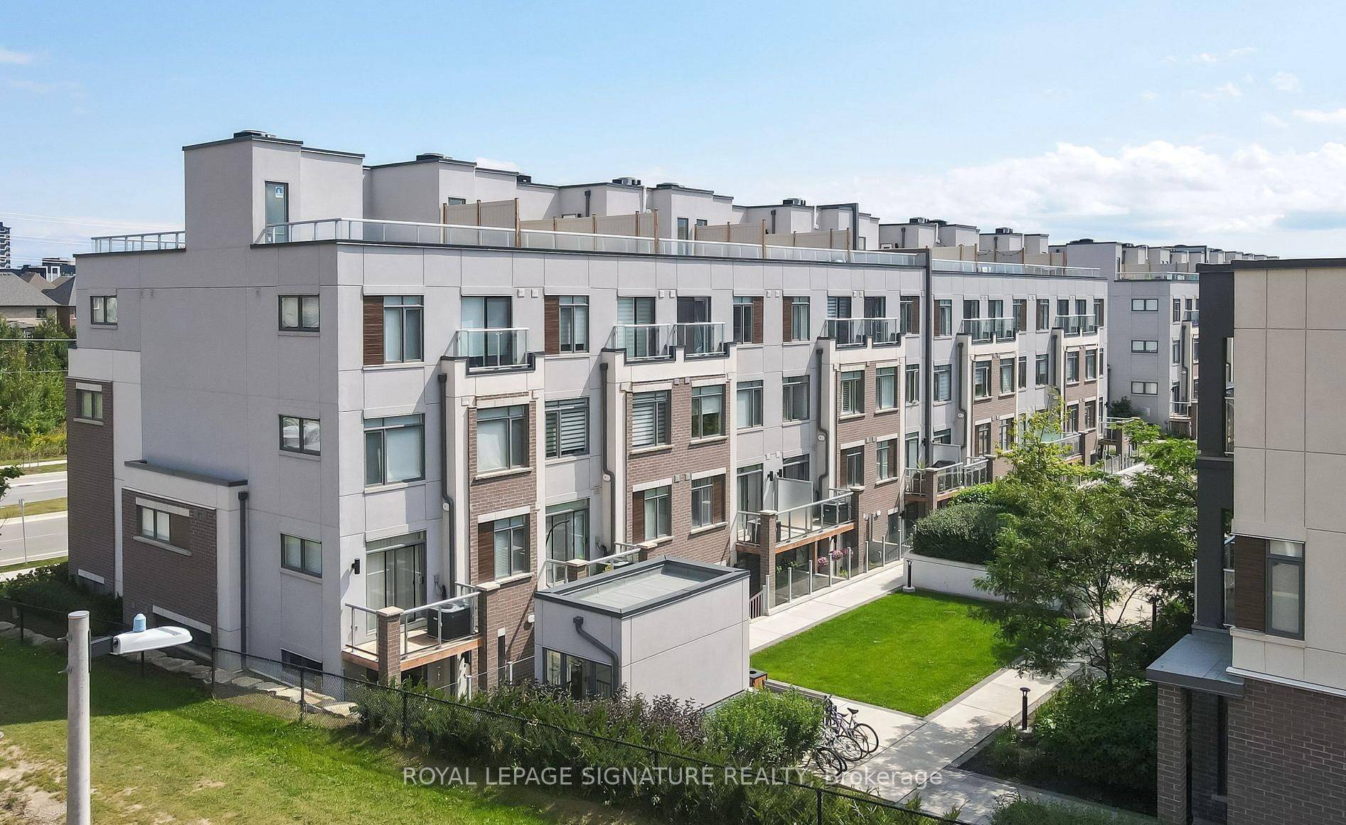 Amazing, Corner unit Townhome Apartment In Sought After North Oakville !