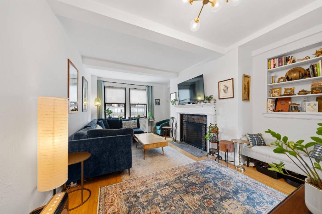 Nestled in the exclusive Beekman Place enclave, 10 Mitchell Place is an elegant, pre war, full service building known for its timeless charm and exceptional upkeep.