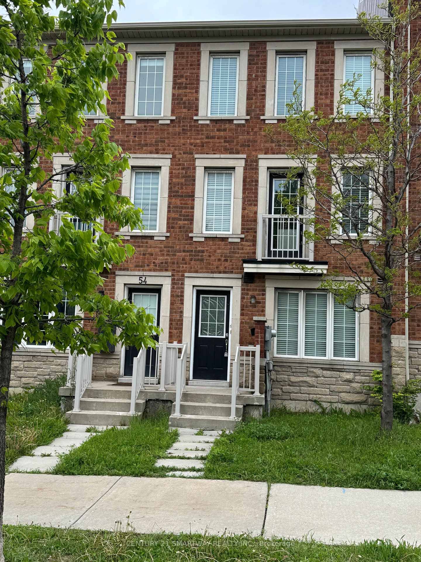Beautiful 3 Bedroom Newly Painted Modern Freehold Townhouse Located In A Highly Demand Area, Great For Investors amp ; First Time Buyers.