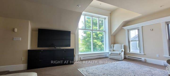 Beautiful Spot right across the street from Couchiching Beach park.