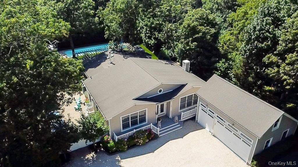 Live just moments away from beautiful East Landing Beach on the Peconic Bay just walk there with your paddle board !